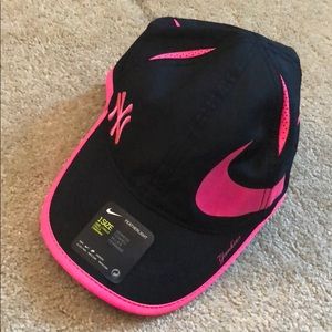 NWOT NY Yankees Nike MLB Featherlight Adjustable